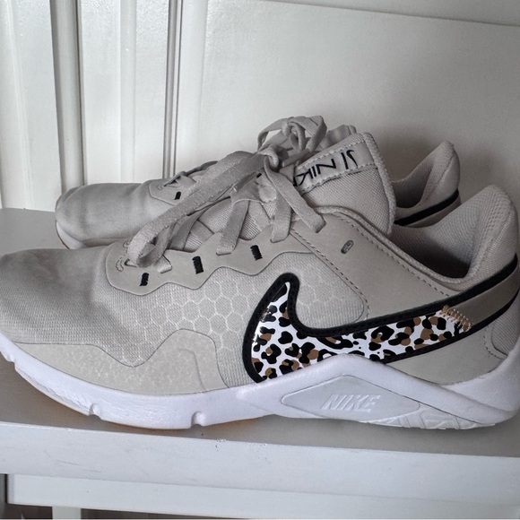 Nike Women's Legend Essential 2 Training Shoes - Picture 6 of 8